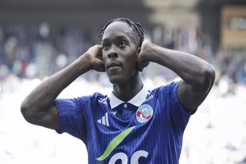 "اترك شارة القيادة هنا".. جماهير ستراسبورج تهاجم إميجا بسبب انتقاله لتشيلسي